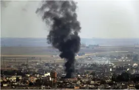  ?? FOTO: LEFTERIS PITARAKIS//TT-AP ?? Rök stiger från syriska Ras al-Ayn på torsdagen efter beskjutnin­g från turkiskt håll.