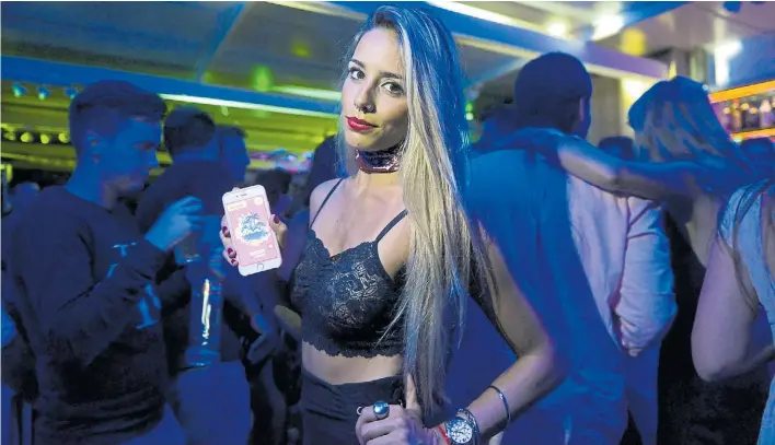  ?? FOTOS: ANDRES DELÍA ?? Tarjetera de hoy. “Pongo la palabra ‘Pinamar’ y veo todos los que suben fotos. A ellos mismos les escribo y les ofrezco las entradas o las promocione­s”, dice Nair Jael.