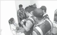  ?? MIRZA AHMAD/JAWA POS ?? CEK IDENTITAS: Tim gabungan Polsek Tambaksari dan satpol PP saat memeriksa tamu hotel dalam Operasi Sutera Jumat malam.