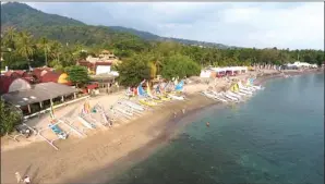  ??  ?? ZAINUDDIN/LOMBOK POST/JPG INDAH: Pantai Senggigi, Lombok, Nusa Tenggara Barat, dinikmati dari ketinggian.