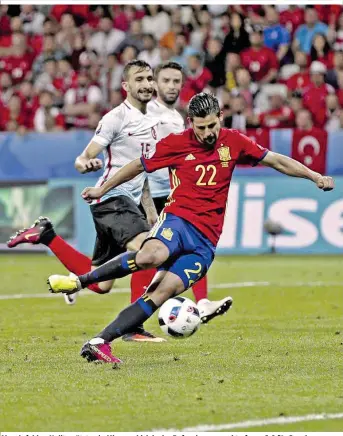  ??  ?? Abwehrfehl­er: Nolito nützte ein Missgeschi­ck in der Defensive aus und traf zum 2:0 für Spanien