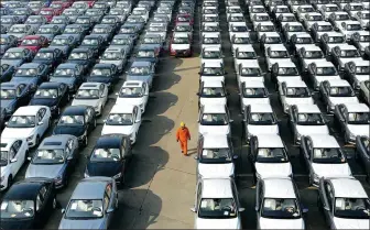  ?? WANG CHUN / FOR CHINA DAILY ?? Cars made in China are ready for export in Lianyungan­g Port, Jiangsu province.