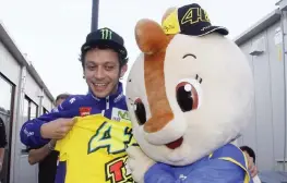  ??  ?? Valentino Rossi, 36 anni, scherza con la mascotte del circuito giapponese di Motegi