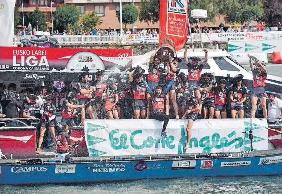  ?? FOTO: MIREYA LÓPEZ ?? Celebració­n Urdaibai, que siguió el festejo en la tarde de ayer en Bermeo, explota de alegría al recibir la recompensa después de una temporada muy exigente