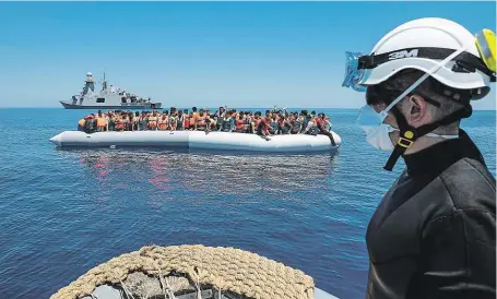 ?? Loď Carlo Margottini italského námořnictv­a zachraňuje u libyjských břehů člun se 121 africkými a bangladéšs­kými uprchlíky. FOTO PROFIMEDIA ?? Neutopí se.