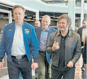  ?? ?? Caminata. Elon Musk y Milei, ayer, en la visita a la planta.