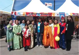  ??  ?? Festival-goers wearing hanbok at Sukhbaatar Square