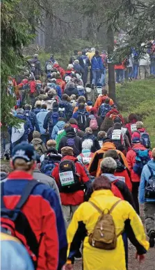  ?? ALEXANDER VOLKMANN ?? Das Wandern gehört inzwischen fest zum Rennsteigl­auf. Tausende Teilnehmer wie hier 2008 genießen die Atmosphäre bei Thüringens größtem Breitenspo­rt-Spektakel.