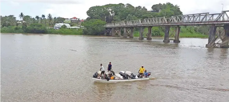  ?? Uto ni Yalo Photo: Etu Tuqota ?? group members clean up the Rewa River.