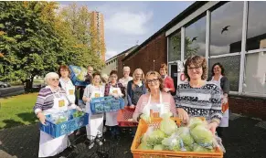  ?? FOTO: UWE MISERIUS ?? Viele helfende Hände geben gesammelte Lebensmitt­elspenden ab sofort im Pfarrheim der Johannes-Kirche in Alkenrath aus.