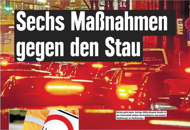  ??  ?? Nichts geht mehr: Auf der Willy-Brandt-Straße in der Innenstadt stehen die Autofahrer mal wieder Stoßstange an Stoßstange.