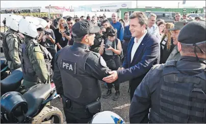  ?? UXP ?? AGENDA DE SEGURIDAD. Massa inauguró en Rosario una base de operacione­s policiales.