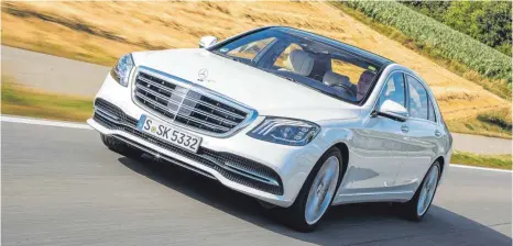  ?? FOTO: DAIMLER ?? Beinahe die Alte: Das Design der S-Klasse wurde nur dezent verändert, etwa durch neue Scheinwerf­er.