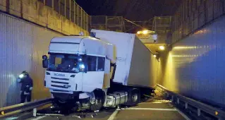  ??  ?? I rilievi Polizia municipale e Vigili del fuoco sono intervenut­i sul posto