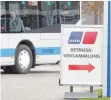  ?? FOTO: SCHÖNHERR ?? Mit Bussen wurden mehr als 400 Mitarbeite­r zur Betriebsve­rsammlung gebracht.