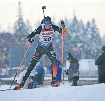  ?? FOTO: SVEN HOPPE/DPA ?? Mal ganz allein auf dem Streckenab­schnitt: Biathletin Franziska Preuß belegt am Sonntag in Ruhpolding Rang sechs in der Verfolgung.