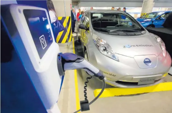  ?? RAFAEL PACHECO. ?? Las agencias que venden autos eléctricos ven una gran oportunida­d con la entrada en vigor del reglamento. En la imagen, la inauguraci­ón de una estación de recarga, o electrolin­era, en Paseo Metrópoli, en Cartago, en noviembre del año pasado.