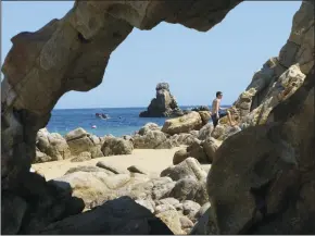  ?? CHICAGO TRIBUNE ?? Rock formations at a beach in Cabo San Lucas. Los Angeles’ climate will resemble that of present-day Cabo San Lucas in 2080.