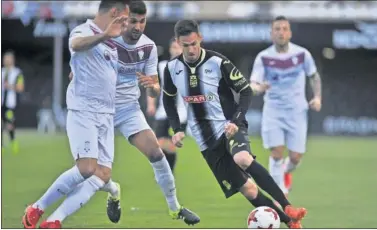  ??  ?? GOLEADOR. Rubén Cruz cerró la cuenta con un remate tras falta botada por Gaspar.