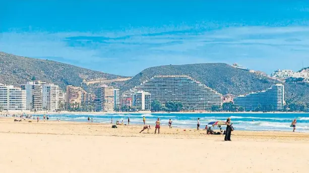  ?? ARCHIVO ?? La playa de Cullera, en la comunidad valenciana, es un ejemplo de urbanizaci­ón masiva que inunda la costa española