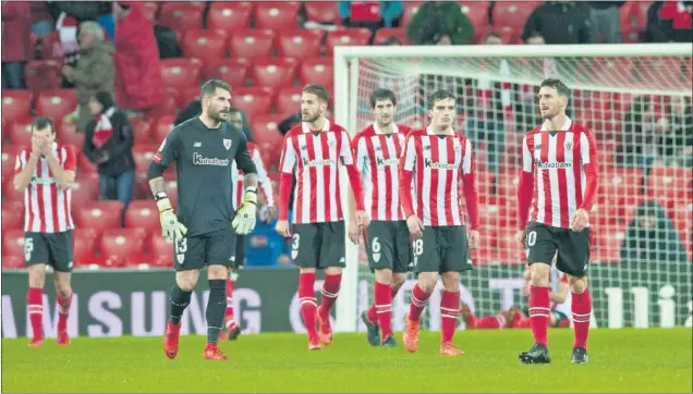  ??  ?? HUNDIDOS. Lekue, a la izquierda, se lleva las manos a la cara tras un grave fallo ante el Formentera en Copa, mientras desfilan Herrerín, Saborit, San José, Córdoba y Aduriz.