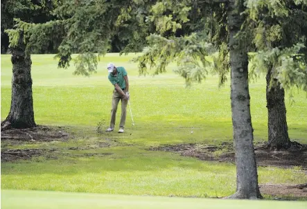  ?? GETTY IMAGES/FILES ?? Bad weather and the economic downturn are putting a damper on golf courses in the city, which are seeing fewer players and tournament­s this season.