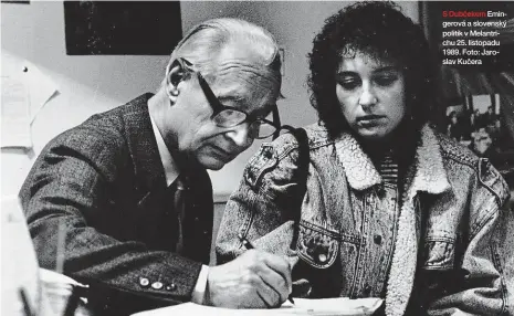  ??  ?? S Dubčekem Emingerová a slovenský politik v Melantrich­u 25. listopadu 1989. Foto: Jaroslav Kučera