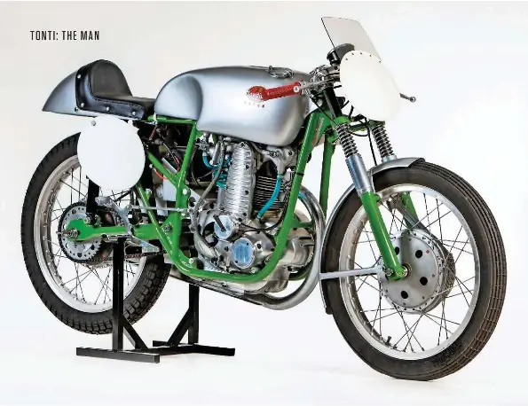 Photos Vintage MOTO GUZZI 750 V7 Sport - Mike Hailwood - Patrignani - Tonti - #74 - Années 70