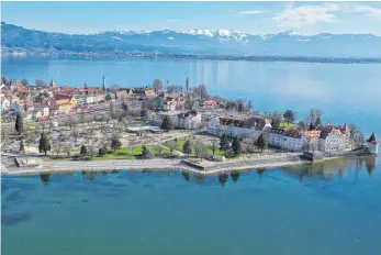  ?? FOTO: WOLFGANG SCHNEIDER/NATUR IN LINDAU ?? Die Arbeiten auf der Hinteren Insel sind fast abgeschlos­sen, die Gartenscha­u könnte pünktlich am 20. Mai öffnen – wenn die Corona-Pandemie keinen Strich durch die Rechnung macht.