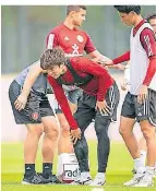  ?? FOTO: MORITZ MÜLLER ?? Ao Tanaka (m.) hält sich das lädierte Knie.