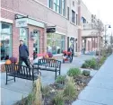  ?? JESSE WRIGHT/DAILY SOUTHTOWN ?? Shoppers peruse Frankfort businesses before Small Business Saturday.