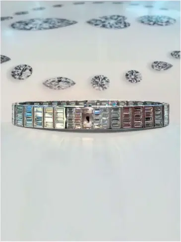  ??  ?? Montre “Baguette Diamond Watch” en or blanc et 146 diamants baguette, Graff.