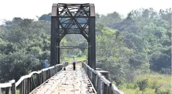  ??  ?? El imponente puente de madera y fierro ubicado sobre el río Pirapó, por donde cruzaba el tren.