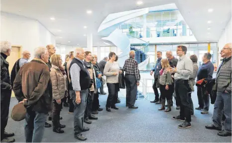  ?? FOTO: AFI ?? Rund 30 Leserinnen und Leser der Ipf- und Jagst-Zeitung haben im Rahmen der Serie Top-Arbeitgebe­r die Firma Betzold Schulmitte­lversand in Neunstadt besichtigt. Geschäftsf­ührer Albrecht Betzold (Vierter von rechts) führte durch die modernen Räume, wie...