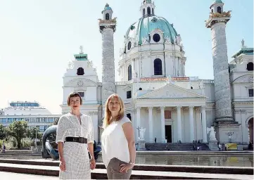  ??  ?? Henrike Brandstött­er ( li.) und Bettina Emmerling von den NEOS: Sprinklera­nlagen, Brunnen und Brausen statt stehendes Wasser im Teich, so der Wunsch.