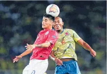  ?? EFE ?? Andrés Balanta (d) y Angelo Araos (i) saltan por un balón en desarrollo del partido que jugaron Colombia y Chile en Pereira.