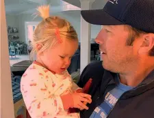  ??  ?? Bode Miller, 40 anni, con la figlia Emmy morta sabato sera a 19 mesi