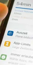  ??  ?? iPhone-Nutzer können mit Bordmittel­n Auszeiten und App-Limits festlegen – Ausnahmen inklusive.