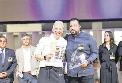  ?? Alimentari­a ?? Toño Rodríguez (de blanco), mejor cocinero de 2024, junto a Miguel López, mejor camarero.