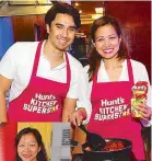  ??  ?? Kitchen partners: DJ/mom Delamar Arias, with actor/ host Gino dela Peña, whips up a superstar dish with Hunt’s.