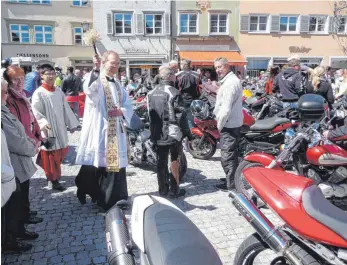  ?? ARCHIVFOTO: SZ ?? Bereits zum 20. Mal findet am Sonntag die Motorradse­gnung auf dem Wangener Marktplatz statt.