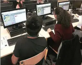  ??  ?? Au collège Georges-Méliès (Paris), les élèves s’initient à la programmat­ion.