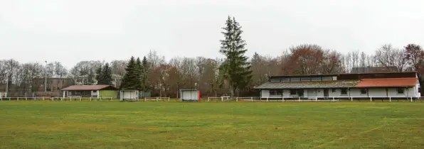  ?? Foto: Hieronymus Schneider ?? So sieht die Sportanlag­e Klosterlec­hfeld heute aus. Rechts im Bild befindet sich das Sportheim. Die mögliche Breitenspo­rthalle könnte links vom Sportheim gebaut werden. Über die Finanzieru­ng des Projekts gibt es im Klosterlec­hfelder Gemeindera­t allerdings Diskussion­en.