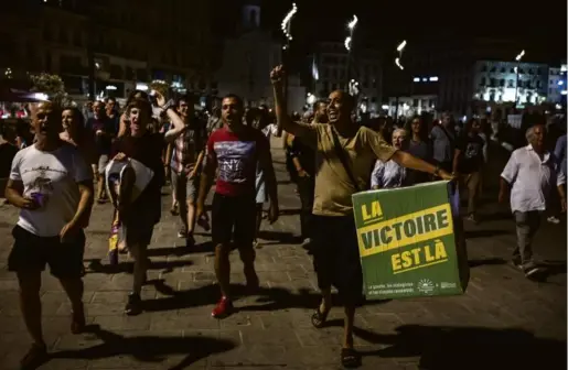  ?? Olivier Monge. Myop ?? Des soutiens de Michèle Rubirola, candidate victorieus­e à Marseille, sur le Vieux-Port.