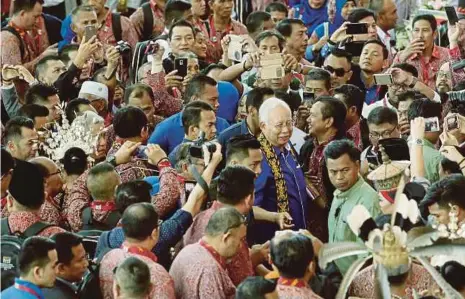  ?? FOTO: NADIM BOKHARI ?? NAJIB hadir pada Majlis Perasmian Perhimpuna­n Agung Parti PBB ke-14 di Pusat Konvensyen Borneo Kuching, semalam.