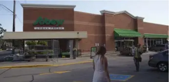  ?? CHRIS SO/TORONTO STAR FILE PHOTO ?? Police received a call about the little girl who had wandered into a Sobey’s on Broadview Ave. early Monday.