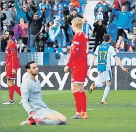  ?? FOTO: EFE ?? Eraso celebra el segundo gol del Leganés ante la desesperac­ión de la zaga sevillista