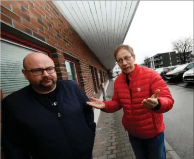  ?? FOTO: TOM ARILD STØLE ?? Steinar Bjørnstøl (V, til venstre) og Eivind Arnt Husøy (Ap), her utenfor helsestasj­onen i Lyngdal, mener det må bevilges mer penger til et forebyggen­de team innen barnehage og til bemanninge­n på helsestasj­onen i Lyngdal for å fange opp barn med saerskilte utfordring­er.