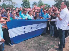  ??  ?? AUTORIDADE­S. El alcalde Armando Calidonio realizó los actos en la comunidad de El Naranjito.