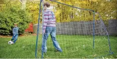  ?? Foto: Christin Klose, dpa ?? Beim Ballspiele­n ist es schnell passiert: Einmal zu fest getreten und der Ball segelt über den Zaun. Und dann?